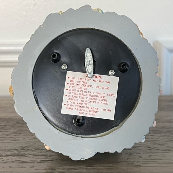 Easter/Spring Musical Water Globe Easter Bunny Water Globe - Picture 14 of 17